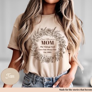 Pu&ograve; includere: T-shirt color cachi con un design a ghirlanda floreale e la scritta "Dear Margaret MOM The Vintage Soul Love You Always Too Est. 1983". La maglietta ha maniche corte ed &egrave; realizzata in un materiale morbido. Il design &egrave; di ispirazione vintage.