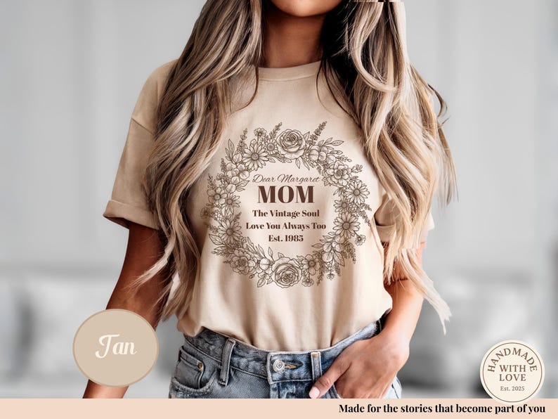 Pu&ograve; includere: T-shirt color cachi con un design a ghirlanda floreale e la scritta "Dear Margaret MOM The Vintage Soul Love You Always Too Est. 1983". La maglietta ha maniche corte ed &egrave; realizzata in un materiale morbido. Il design &egrave; di ispirazione vintage.