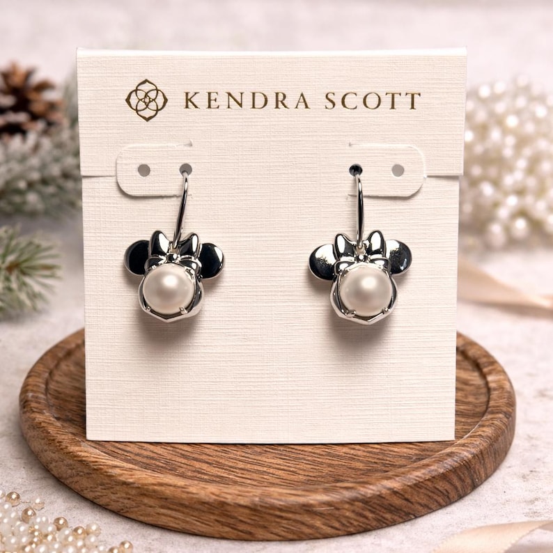 Pendientes de perlas de Minnie Mouse de Kendra Scott en plata, pendientes colgantes de Disney, joyería de perlas de agua dulce, regalo de pendientes de Mickey y Minnie para ella. imagen 1