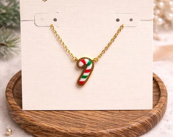 Collar con colgante de bastón de caramelo dorado de Kendra Scott, joyería navideña, collar festivo, regalo festivo, collar rojo, verde y blanco.