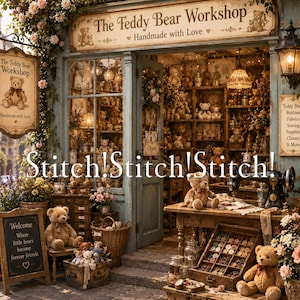 Może przedstawiać: Witryna sklepu The Teddy Bear Workshop z niebieską drewnianą ramą, wiszącym szyldem i tablicą z napisem Welcome Where little bears become forever friends. Wnętrze sklepu wypełniają półki z pluszowymi misiami oraz akcesoriami do szycia.