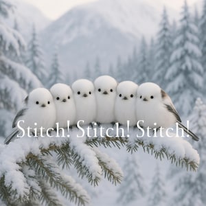 以下が含まれることがあります： 雪の積もった枝に止まっている、黒い目とくちばしを持つ6羽の白い小鳥。下には「Stitch! Stitch! Stitch!」の文字。背景には雪に覆われた森が描かれています。
