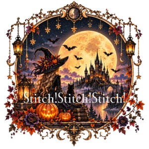 Pode incluir: Um gráfico circular com uma bruxa de chapéu floral e um gato preto diante de uma grande lua cheia, um castelo e morcegos. A cena é emoldurada por ornamentos dourados, lanternas e folhas de outono com o texto Stitch!Stitch!Stitch!