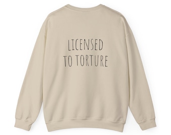 Licenced to Torture Sweatshirt | Crewneck Sweatshirt, lustige Phrase, minimalistische Schrift