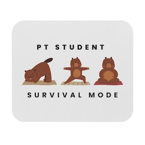 Peut inclure: Sous-verre carré blanc avec le texte "PT STUDENT SURVIVAL MODE". Le sous-verre présente trois ours de dessin animé en postures de yoga. Le premier ours est penché, le second est en pose d'étoile et le troisième est assis.