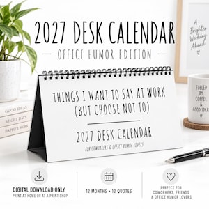 Könnte beinhalten: Ein weißer 2027 Tischkalender mit schwarzer Spiralbindung. Das Deckblatt enthält den Text: 2027 DESK CALENDAR OFFICE HUMOR EDITION, THINGS I WANT TO SAY AT WORK (BUT CHOOSE NOT TO), 2027 DESK CALENDAR FOR COWORKERS & OFFICE HUMOR LOVERS.