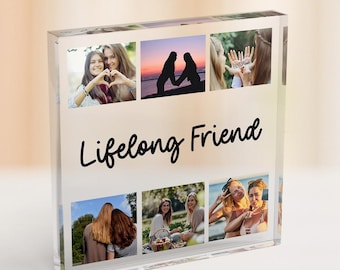 Può includere: Un blocco di acrilico trasparente con sei fotografie di amici. Le parole "Lifelong Friend" sono scritte in corsivo nero. Le foto mostrano persone che fanno forme di cuore con le mani e si godono il tempo insieme.