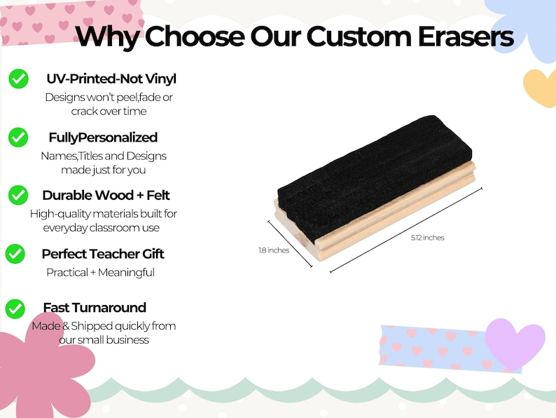 Puede incluir: Un borrador personalizado con una parte superior de fieltro negro, base de madera clara y dimensiones de 13 cm de largo y 4,6 cm de ancho. La imagen incluye texto que destaca caracter&iacute;sticas como impresi&oacute;n UV, personalizaci&oacute;n y durabilidad.