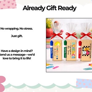 Puede incluir: Tres cajas de madera envueltas para regalo con lazos rojos, cada una con un marcador. Las cajas est&aacute;n decoradas con dise&ntilde;os y textos con tem&aacute;tica cient&iacute;fica, incluyendo "Science Teacher" y "Mr. Torres". La imagen tambi&eacute;n incluye el texto "Already Gift Ready".