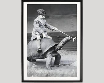 Kind auf Schildkröte Golf Poster, Vintage Spielerischer Moment, Klassische Kindheit Druck, Schildkröten Fahrt Fotografie, Schwarz Weiß Kunst