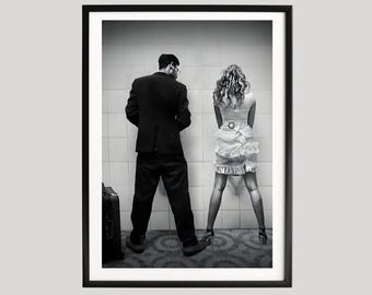 Lustiges Badezimmer Paar Poster, Schwarz und Weiß Retro Humor Foto, Mann und Frau Toiletten Szene, Vintage Komödie Wand Kunst Druck