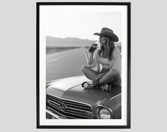 Plakat z samochodem kowbojki, czarno-biały wydruk fotograficzny, sztuka ścienna w stylu vintage American, wydruk artystyczny Desert Road, wystrój retro podróży