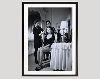 Kate Moss-poster, vrouw maakt zich klaar kunst, zwart-wit print, vintage glamour Fine Art poster, elegante schoonheid muurkunst voor interieurdecoratie