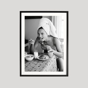 Kate Moss Eating Breakfast Poster, Black and White Photography Print, Vintage Style Wall Art, Fine Art Poster, Modern Feminine Home Decor