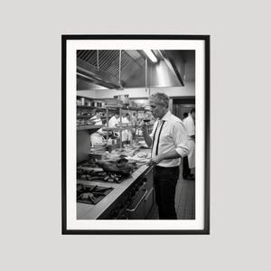 Affiche Anthony Bourdain, chef avec vin dans la cuisine, impression noir et blanc, art culinaire, affiche d'art, décoration de restaurant, impression d'art culinaire