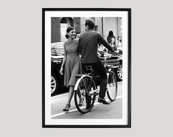 Para w stylu vintage na ulicy z rowerem, czarno-biała romantyczna fotografia, ponadczasowy miejski wydruk artystyczny o miłości