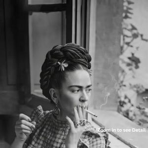 Pu&ograve; includere: Fotografia in bianco e nero di una donna con capelli intrecciati, che indossa un top fantasia, fuma una sigaretta e guarda fuori da una finestra. Indossa orecchini e anelli. Il testo "Zoom in to see Detail" &egrave; visibile.