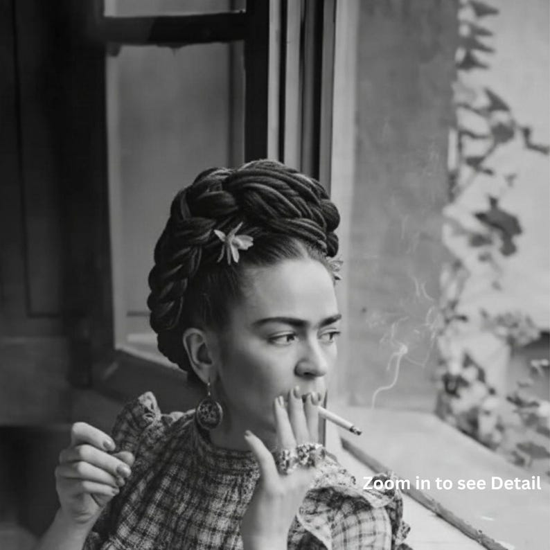 Pu&ograve; includere: Fotografia in bianco e nero di una donna con capelli intrecciati, che indossa un top fantasia, fuma una sigaretta e guarda fuori da una finestra. Indossa orecchini e anelli. Il testo "Zoom in to see Detail" &egrave; visibile.