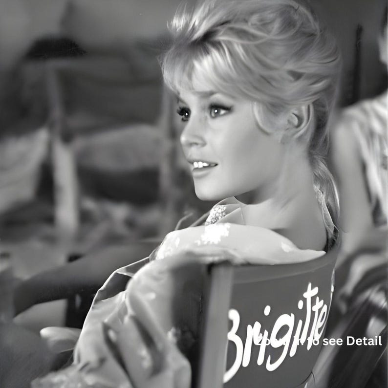 Pu&ograve; includere: Fotografia in bianco e nero di una donna con i capelli biondi, seduta su una sedia. Lo schienale della sedia mostra il nome "Brigitte" in scrittura bianca. La donna guarda di lato con un leggero sorriso.