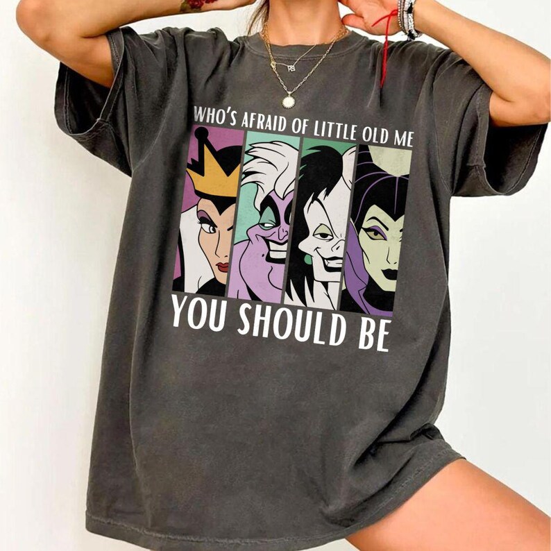 Vem är rädd för lilla gamla mig, bekväma färger, du borde vara Disney-skurkar, klassisk Disney-skurkar-tröja, Disney Halloween-tröja bild 2
