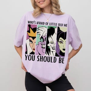 Vem är rädd för lilla gamla mig, bekväma färger, du borde vara Disney-skurkar, klassisk Disney-skurkar-tröja, Disney Halloween-tröja bild 3