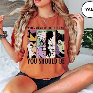 Vem är rädd för lilla gamla mig, bekväma färger, du borde vara Disney-skurkar, klassisk Disney-skurkar-tröja, Disney Halloween-tröja bild 5