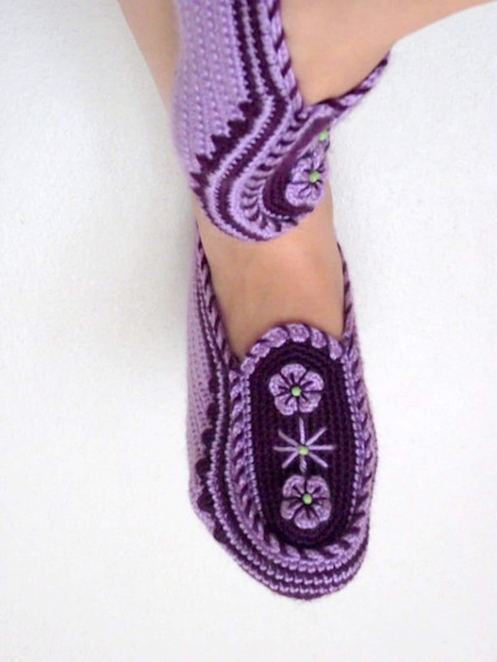 Вязание от татьяны мертоглу. Татьяна мертоглу мк следочков крючком. Тапочки следики № 57. Тапочки следки василиса жолтикова. Наталья калиновская тапочки следочки.