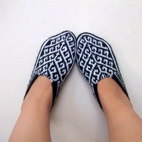 Winter Home Slippers-Hand knit women house slipper-Traditional Turkish Design-Home Slippers-womens crochet shoe-Your choice of color