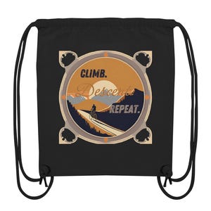 Könnte beinhalten: Schwarze Kordelzugtasche mit einer Grafik eines Radfahrers, der einen Bergweg hinauf fährt. Die Grafik befindet sich in einem kreisförmigen Rahmen mit dem Text "CLIMB. Descent. REPEAT."