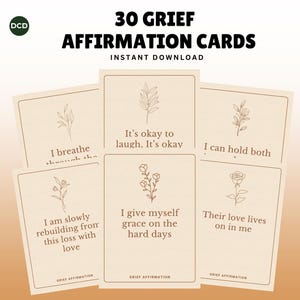 Op de afbeelding: Een verzameling van 30 rouw-affirmatiekaarten met bloemenillustraties en bemoedigende zinnen zoals 'Ik adem' en 'Ik geef mezelf genade op de moeilijke dagen'. De kaarten zijn lichtbeige met zwarte tekst.