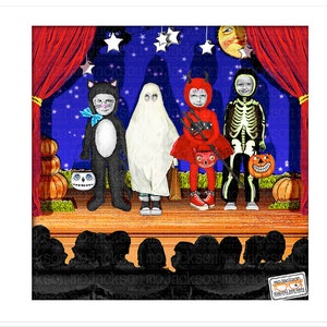 Könnte beinhalten: Illustration von vier Kindern in Halloween-Kostümen auf einer Bühne. Zu den Kostümen gehören eine schwarze Katze, ein Geist, ein Teufel und ein Skelett. Die Bühne hat rote Vorhänge, Kürbisse und einen Sternenhimmel.
