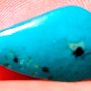 Exquisite indonesische Bacan Stein Cabochon - Tropfenform Größe: 6.5 gr, 19.3x10.9x4.1 mm