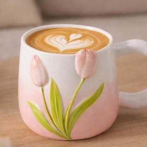 Taza de cerámica con diseño de tulipán en 3D pintada a mano, estilo cottagecore primaveral.