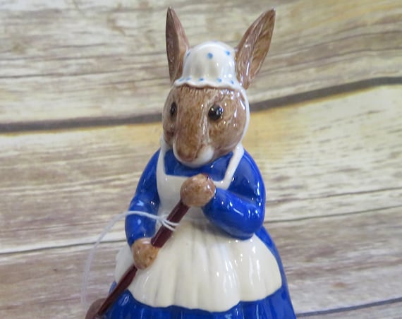 Royal Doulton Bunnykins Mrs. Bunnykins Clean Sweep 1977 Figurine