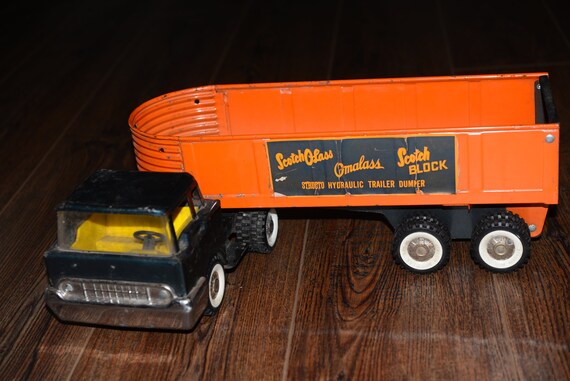 Structo Omalass Scotch Block Hydraulic Truck in Green & Orange Great Graphics on this Vintage all Metal Toy! 1960s