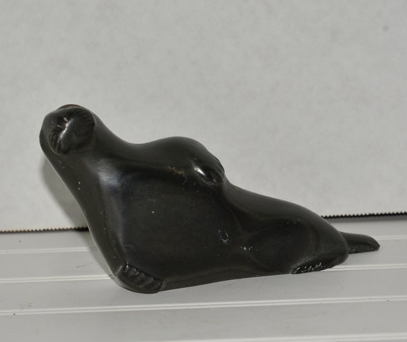 Carved Inuit Soap Stone Seal Vintage E9 1675 Timothy kittishimik Kuujjuarasapik Region Great Whale River Artist 1980