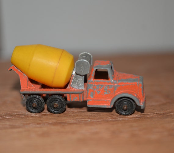 Tootsie Toys 1955 Mack B Line Orange and Yellow Red Cement Mixer die cast toy Chippy Self Sitter