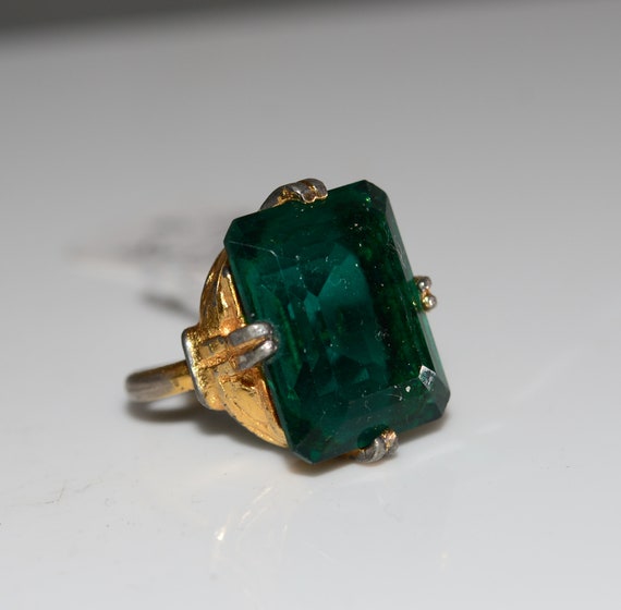 Vintage Chunky Glass Stone Costume Ring 1950-60s Gold Tone Emeral Green Colored Stone Size 6.5