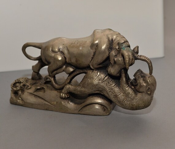 Bull attacking Cougar lion Wildlife statue silver metal Vintage Tigers, wild animals, Movement