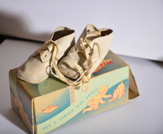 Vintage Leather Wee Walkers baby shoes With original box. white leather babie shoes