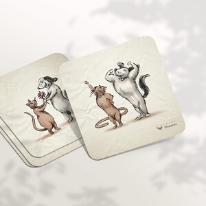 Può includere: Due illustrazioni di gatti e cani. Una illustrazione mostra un cane che offre un fiore a un gatto. L'altra illustrazione mostra un cane che flette i muscoli mentre un gatto alza la zampa in aria. Entrambe le illustrazioni hanno uno sfondo bianco.