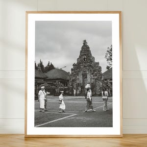 Stampa del tempio di Bali, fotografia in bianco e nero, arte murale di architettura indonesiana, poster di viaggio culturale, regalo per una casa spirituale minimalista