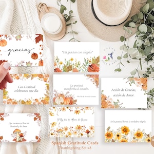 Puede incluir: Un conjunto de ocho tarjetas de gratitud en español con diseños otoñales. Cada tarjeta presenta ilustraciones florales y de calabazas, con frases como "gracias" y "Acción de Gracias". Las tarjetas forman parte de un conjunto de Acción de Gracias.
