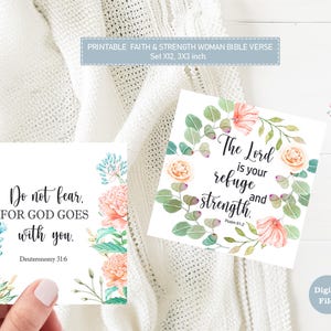 Puede incluir: Dos tarjetas cuadradas con diseños florales y citas inspiradoras. Una tarjeta dice: "No temas, porque Dios va contigo". La otra dice: "El Señor es tu refugio y fortaleza". Las tarjetas miden 7,6 x 7,6 cm.