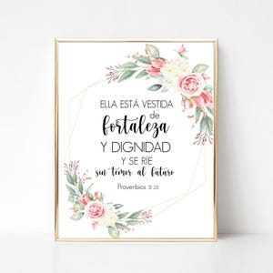 Puede incluir: Una cita imprimible en español con un diseño floral. La cita dice "Ella está vestida de fortaleza y dignidad y se ríe sin temor al futuro" y "Proverbios 31:25".
