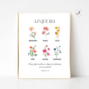 Puede incluir: Un cuadro enmarcado con borde dorado presenta ilustraciones de acuarela de varias flores. El texto en español dice "LO QUE SEA" encima de las flores, con palabras como "VERDADERO" y "NOBLE" debajo. El texto inferior es un versículo bíblico.