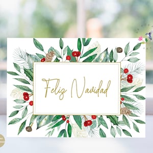 Peut inclure: Carte de Noël avec l'inscription "Feliz Navidad" en or dans un cadre doré. La carte est ornée de feuilles vertes, de baies rouges et de pommes de pin, sur fond blanc.