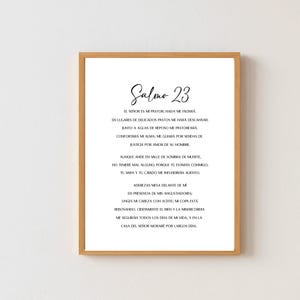 Może przedstawiać: Oprawiony wydruk z tekstem "Salmo 23" w eleganckiej czcionce. Wydruk przedstawia wiersz w języku hiszpańskim, z każdym wierszem starannie ułożonym. Rama jest drewniana, o ciepłym, naturalnym odcieniu, dodającym rustykalnego uroku.