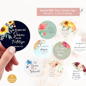 Puede incluir: Conjunto de nueve etiquetas circulares con versículos bíblicos en español, cada una de 6,35 cm x 6,35 cm. Las etiquetas presentan diseños florales y citas inspiradoras. Adecuado para manualidades o regalos.