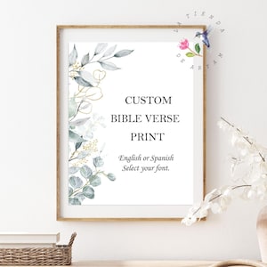 Könnte beinhalten: Gerahmter Druck mit dem Text "CUSTOM BIBLE VERSE PRINT" in Schwarz. Der Druck ist mit botanischen Elementen im Aquarellstil in Grün-, Gold- und Weißtönen verziert. Der Text "English or Spanish Select your font" ist ebenfalls enthalten.